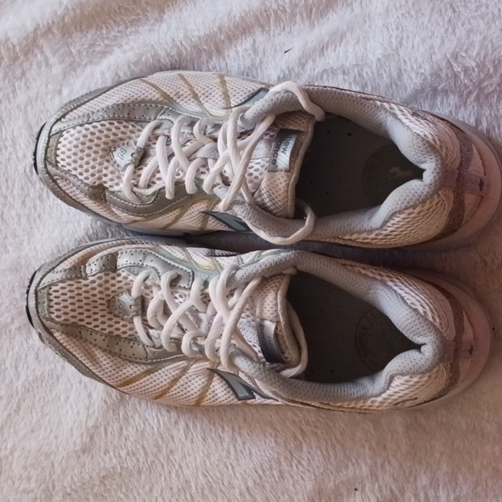 Tennis shoes